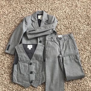 3 piece light weight boys suit. size 5